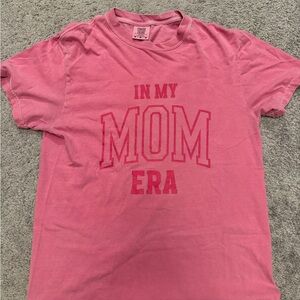 In my mom era graphic tee (M)